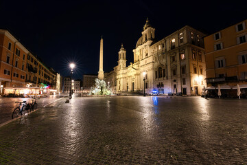 Fototapeta na wymiar Piazza Navona in Rome at night with police