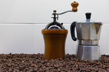 Coffee maker and coffee grinder placed on coffee - obrazy, fototapety, plakaty