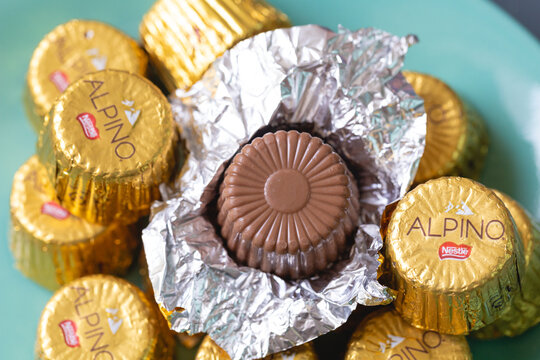 Chocolate Alpino da marca Nestlé em fotografia macro. 