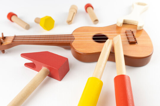 おもちゃの工具とギター。楽器の修理イメージ
