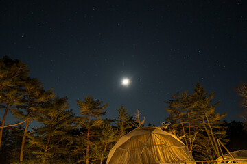 真冬の日本のグランピング場から見る、美しい星空