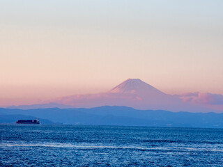 伊豆大島から見る夕暮れの富士山（東京都大島町）