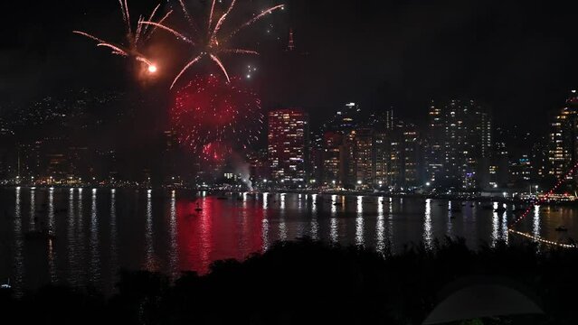Fuegos pirot&eacute;cnicos en la bah&iacute;a de Acapulco, fuegos artificiales
