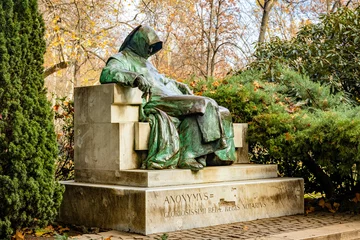 Zelfklevend Fotobehang Statue of Anonymous in Vajdahunyad Castle park in Budapest © PhotoSpirit