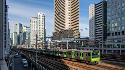 都心を走る抜ける通勤電車