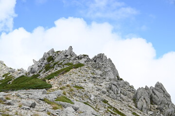天空へ向かう岩肌の道