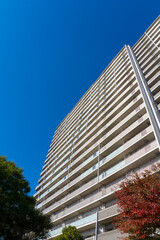 【不動産イメージ】青空と大規模マンションの外観