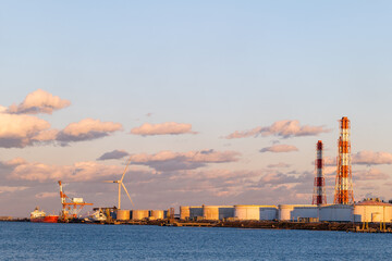 夕景の鹿島港　石油タンク群の夕景