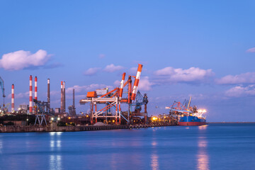Fototapeta premium 夕景の鹿島港 製鉄所の夕景