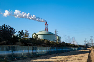 鹿島コンビナート　石油タンクと煙突の風景