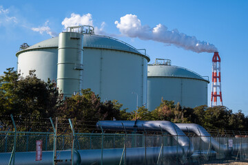 島コンビナート　石油タンクと煙突の風景