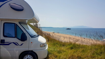 caravan car by the sea yatch beach summer holidays - obrazy, fototapety, plakaty