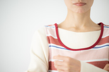 困った顔で考える主婦や保育士のようなイメージ　顔無し