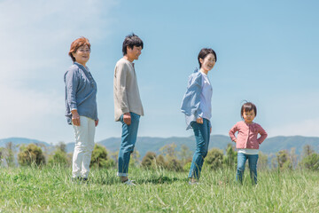 草原を歩く日本人家族（横顔）
