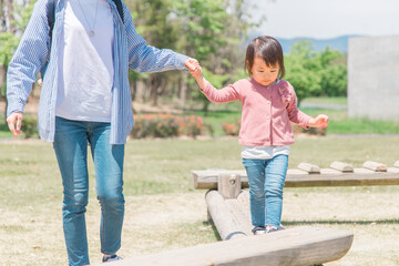 アスレチックで遊ぶアジア人親子（ママと子供）
