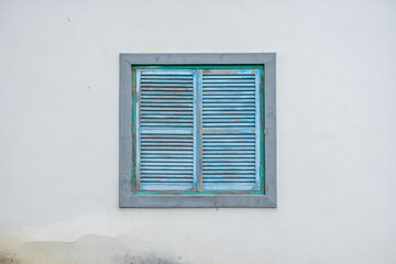 古い窓　white wall and old blue window