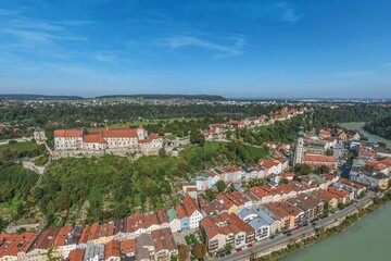 Die Burganlage und die Altstadt von Burghausen im Luftbild