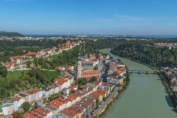 Fototapeta na wymiar Die Altstadt der oberbayerischen Stadt Burghausen vor der imposanten Burganlage aus der Luft