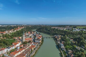 Die Altstadt der oberbayerischen Stadt Burghausen vor der imposanten Burganlage aus der Luft