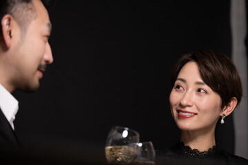 デートで乾杯する素敵なカップル © kapinon