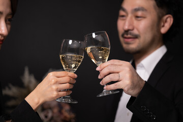 男女の乾杯　夜のデート