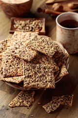 Crispy crackers with sunflower seeds and flax seeds.