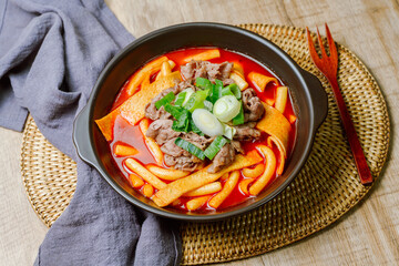 Tteokbokki, Stir-fried Rice Cake : Sliced rice cake bar (garaetteok) or thin rice cake sticks (Tteokbokkitteok) stir-fried in a spicy gochujang sauce with vegetables and fish cakes.