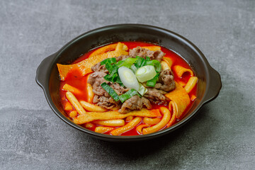 Tteokbokki, Stir-fried Rice Cake : Sliced rice cake bar (garaetteok) or thin rice cake sticks (Tteokbokkitteok) stir-fried in a spicy gochujang sauce with vegetables and fish cakes.