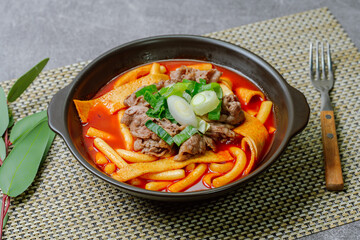 Tteokbokki, Stir-fried Rice Cake : Sliced rice cake bar (garaetteok) or thin rice cake sticks (Tteokbokkitteok) stir-fried in a spicy gochujang sauce with vegetables and fish cakes.