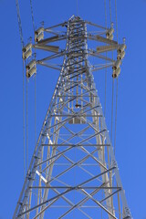 青空と高電圧送電鉄塔