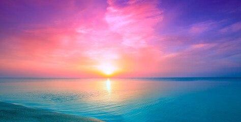 Naklejka premium Seascape in the early morning. Beautiful rose sunrise over the sea. Horizontal banner