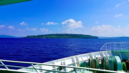 フェリーから見える古宇利島と雲と海