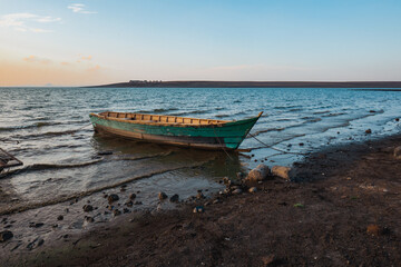 Obraz premium A fishing boat at the shores of Lake Turkana in Kenya
