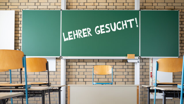 LEHRERMANGEL an deutschen Schulen - Tafel , Tische und Stühle in einem leeren Klassenzimmer, mit der Aufschrift: LEHRER GESUCHT !!!