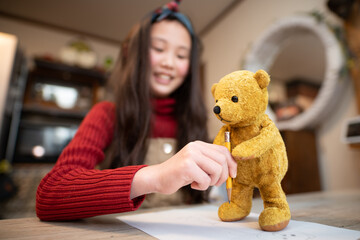 子供に勉強を教える熊の縫いぐるみ