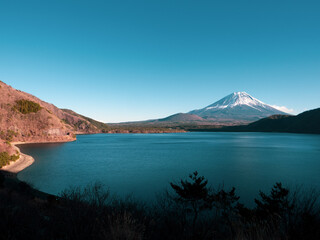冬の本栖湖からの富士山　12月の夕景