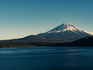 Fototapeta premium 冬の本栖湖からの富士山 12月の夕景