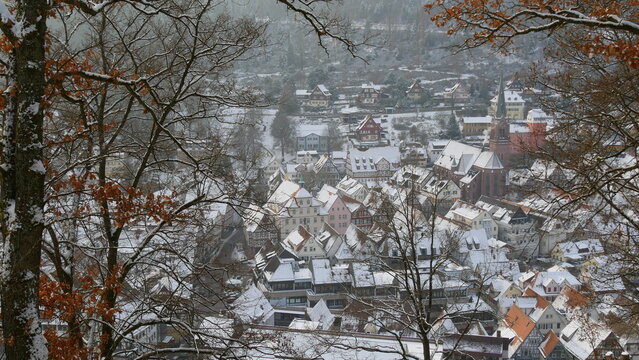 Calw, Panoramablick auf Schwarzwaldst&auml;dtchen im Winter mit Fachwerkh&auml;user, Kirche und Rathaus 