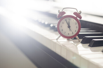 Piano and alarm clock, the time to practice the piano