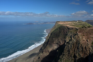 Ein Panoramabild von den Klippen von Famara auf der Kanareninsel Lanzarote in Richtung der Nachbarinsel La Graciosa.