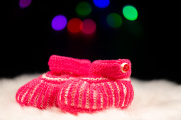 Gestrickte Babyschuhe in pink mit weiss