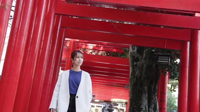 神社を参拝する女性