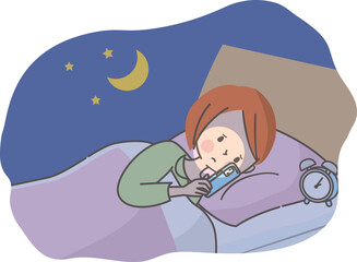 夜ベッドの中でスマホを見る不安な顔の女性