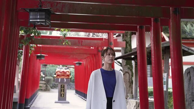 神社を参拝する女性