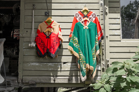 Ropa gaucha y boleadora exhibidas en una casa tipica de las pampas argentinas.