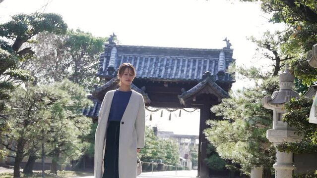 神社を参拝する女性