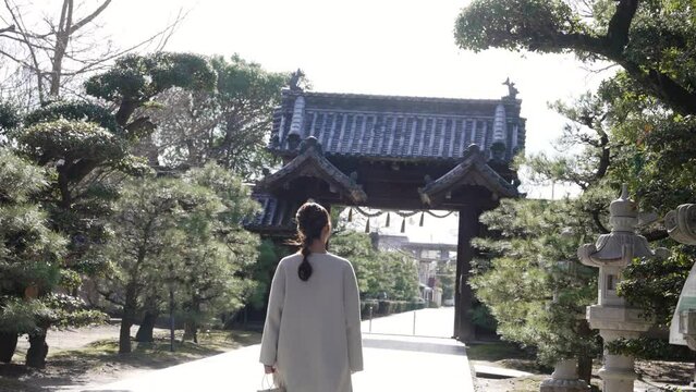 神社を参拝する女性
