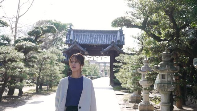 神社を参拝する女性