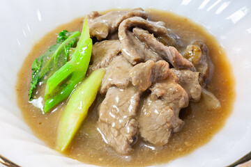  Noodles with Pork in Gravy Sauce (Rad-Na Moo)