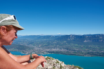Femme observant la montagne et le lac du bourget